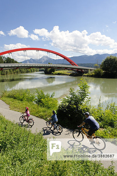Drau bicycle lane  Villach  Draubruecke bridge and Drau river  Carinthia  Austria  Europe
