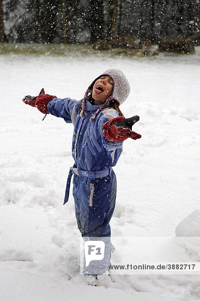 Mädchen spielt im Schnee  Spaß im Winter