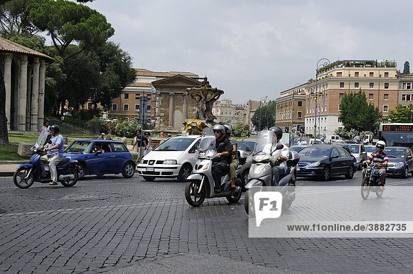 Wilder Straßenverkehr mit Motorinos  Vespas  Roller in Rom  Italien  Europa