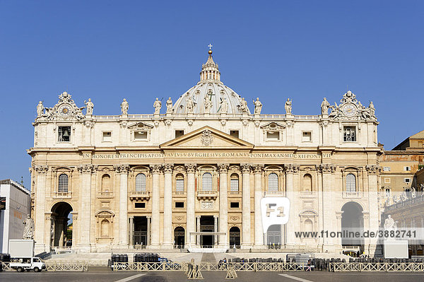 St. Petersplatz mit Peterskirche  Vatikan  Rome  Italien  Europa