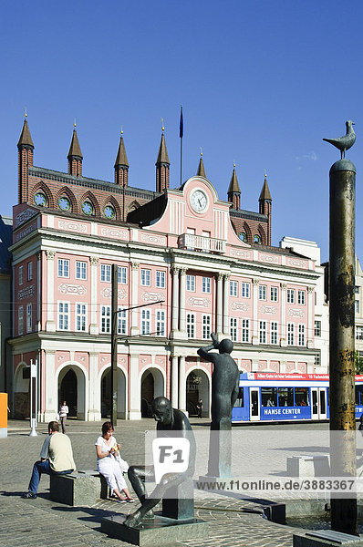 Neuer Markt und Rathaus  moderner Brunnen  Skulptur  Altstadt  Hansestadt Rostock  Mecklenburg-Vorpommern  Deutschland  Europa