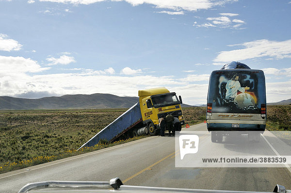 Unfall auf einer Bundesstraße und Bus mit religiösem Bild  Jesus als Herr der Welt  Bolivianisches Hochland Altiplano  Departamento Oruro  Bolivien  Südamerika