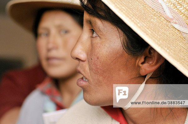Frauen im Bolivianischen Hochland Altiplano  Departamento Oruro  Bolivien  Südamerika