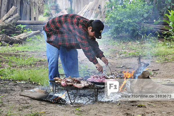 Traditionelles Grillen  asado  im tropischen Tiefland von Bolivien  Südamerika