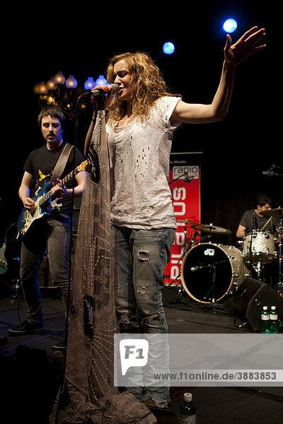 Die in Berlin lebende österreichische Rocksängerin und Songwriterin Saint Lu bürgerlich Luise Gruber live beim Schweizer Showcase von Radio Pilatus im Zeugheersaal des Hotel Schweizerhof in Luzern Schweiz