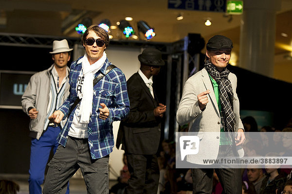Männliche Models bei der Modeschau im Einkaufscenter Emmencenter in Emmenbrücke  Luzern  Schweiz