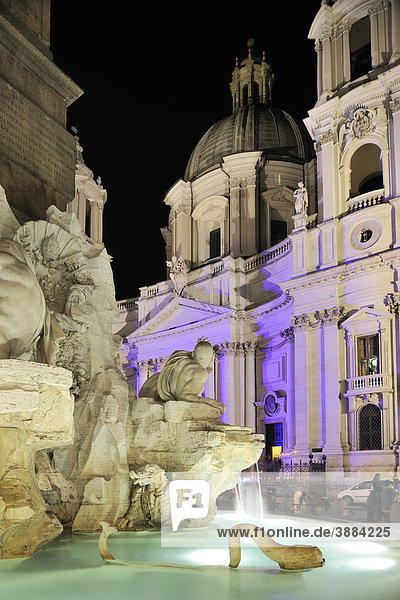 Fontana dei Quattro Fiumi oder Vierströmebrunnen auf der Piazza Navona bei Nacht  Rom  Latium  Italien  Europa