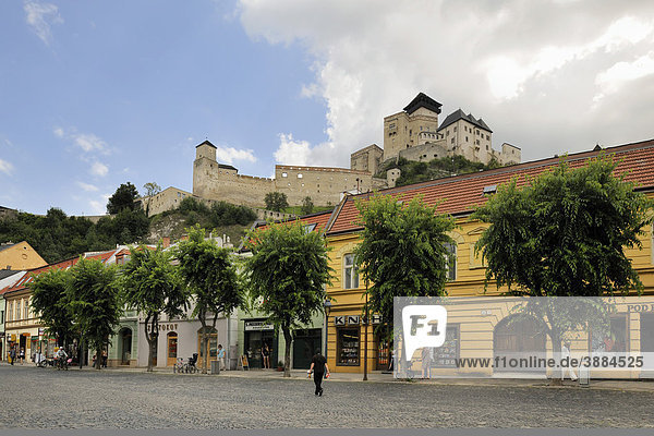 Blick vom Hauptplatz auf die Burg  TrencÌn  Slowakei  Europa