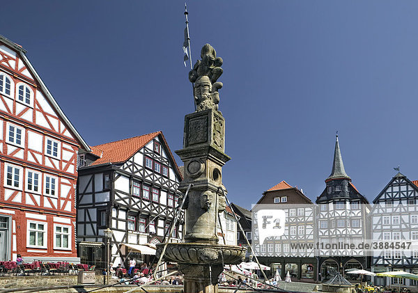 Der Rolandsbrunnen auf dem Marktplatz von Fritzlar bei Kassel  Hessen  Deutschland  Europa