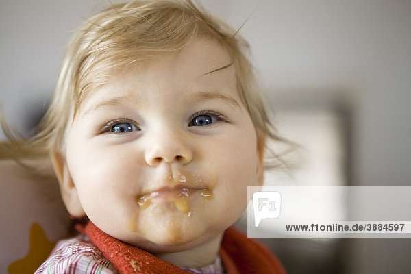 Kleinkind mit Essen im Gesicht  Portrait