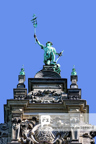 Statue von St. Georg auf dem Hamburger Rathaus  Hamburg  Deutschland  Europa