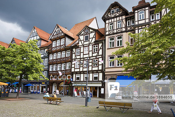 Kirchplatz vor der Kirche St. Basius mit Hausfassaden in Hannoversch Münden  Hessen  Deutschland  Europa Hausfassaden