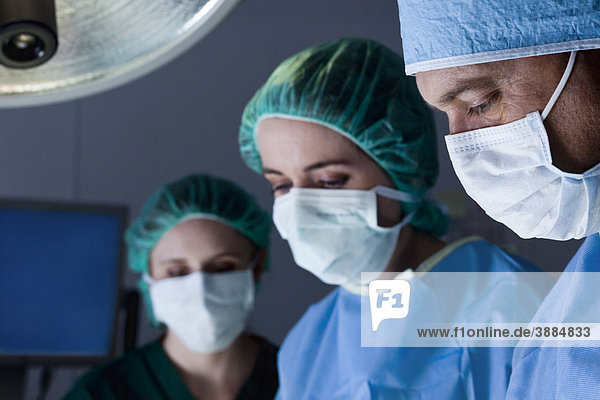 Chirurgisches Team im Operationssaal