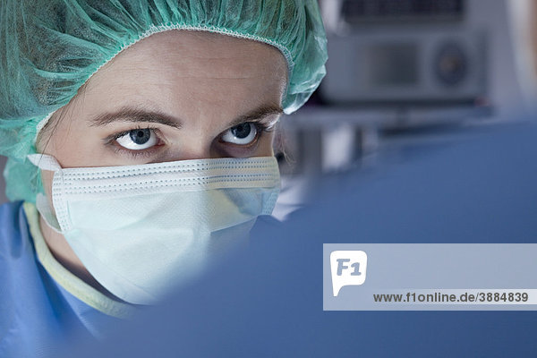 Chirurg sucht Teammitglied während der Operation