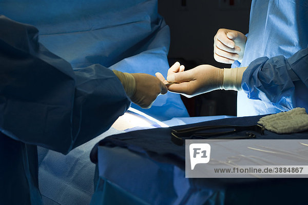 Übergabe des chirurgischen Instrumentes an den Chirurgen während der Operation
