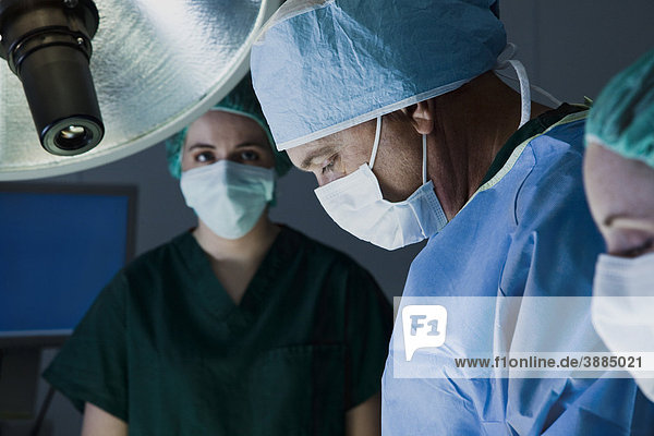 Chirurgisches Team im Operationssaal