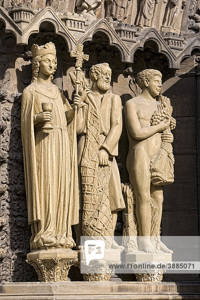 Restaurierte Figuren am Eingang der Liebfrauenbasilika  Trier  Rheinland-Pfalz  Deutschland  Europa