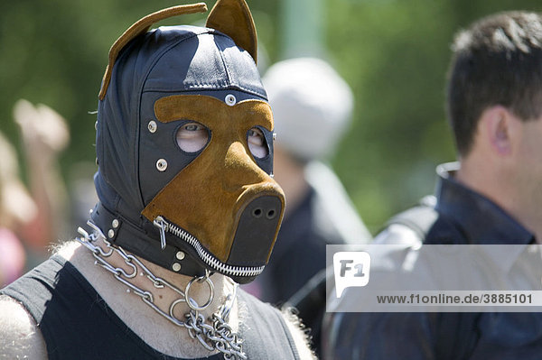 Fetisch-Verkleidung als Hund  Christopher Street Day  CSD  Köln  Nordrhein-Westfalen  Deutschland  Europa