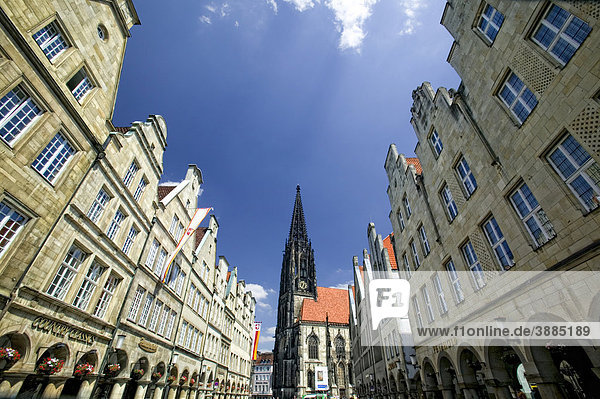 Giebelhäuser mit der Kirche Sankt Lamberti auf dem Prinzipalmarkt  Münster  Nordrhein-Westfalen  Deutschland  Europa