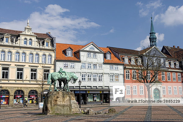 Marktplatz mit dem Denkmal Herzog August d.J  Wolfenbüttel  rechts das Rokokohaus  1730  Standesamt  Niedersachsen  Deutschland  Europa