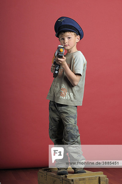 6jähriger Junge mit Militärhose  Wasserpistole und Mütze