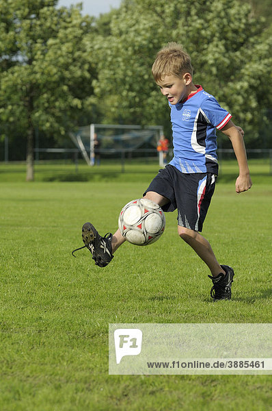 6jähriger Junge spielt Fußball  Egmating  Kreis Ebersberg  Oberbayern  Bayern  Deutschland  Europa