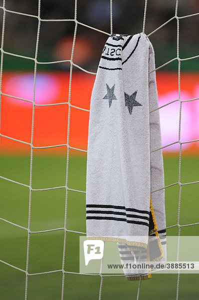 Handtuch des Torhüters der Deutschen Fußballnationalmannschaft hängt im Tornetz