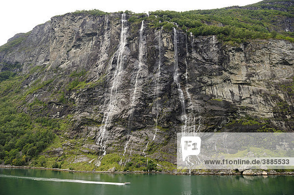 Wasserfall Die sieben Schwestern im Geirangerfjord  UNESCO Welterbe  Norwegen  Skandinavien  Nordeuropa