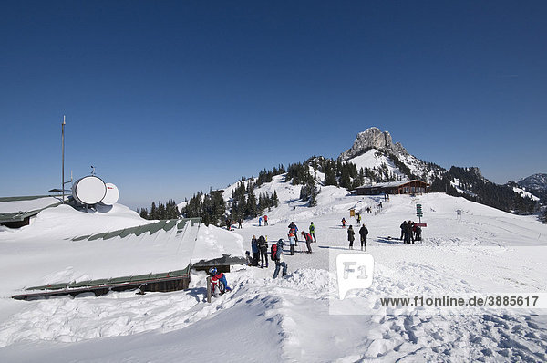 Blick zur Kampenwand von Südosten  Wintersportler machen sich zur Abfahrt fertig oder genießen die Aussicht  Chiemgau  Bayern  Deutschland  Europa