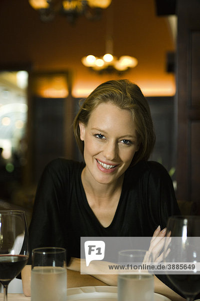 Frau im Restaurant  Portrait