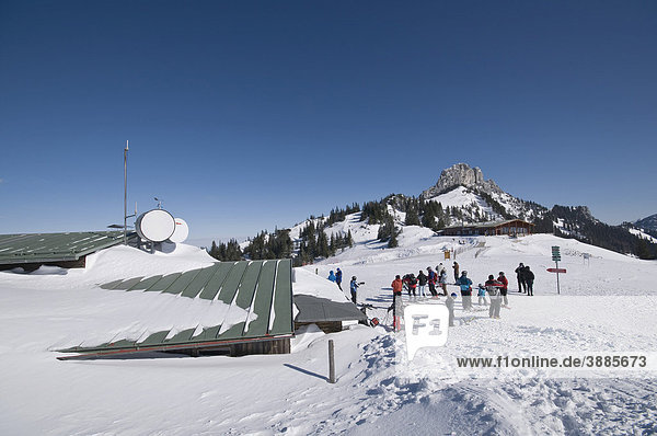 Wintersportler an der Bergstation der Kampenwand machen sich für die Talfahrt fertig  Blick Richtung Sonnen Alm und Kampenwandgipfel  Chiemgauer Alpen  Bayern  Deutschland  Europa