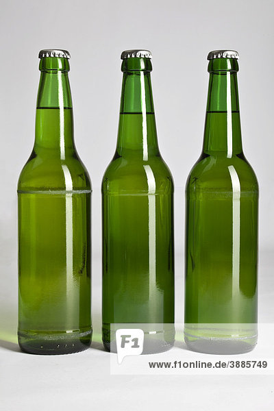 Drei grüne Bierflaschen