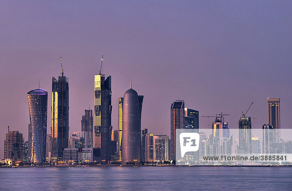 Dämmerungsaufnahme Skyline Doha  Tornado Tower  Navigation Tower  Peace Towers  Al-Thani Tower  Doha  Katar  Qatar  Persischer Golf  Naher Osten  Asien