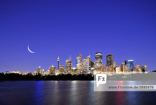 Sydney Skyline mit Mond  TV Tower  Central Business District  Nachtaufnahme  Sydney  New South Wales  Australien