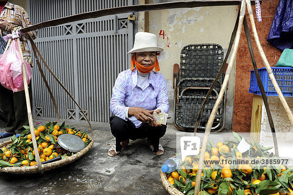 Straßenszene  Obsthändlerin  Hanoi  Nordvietnam  Vietnam  Südostasien  Asien