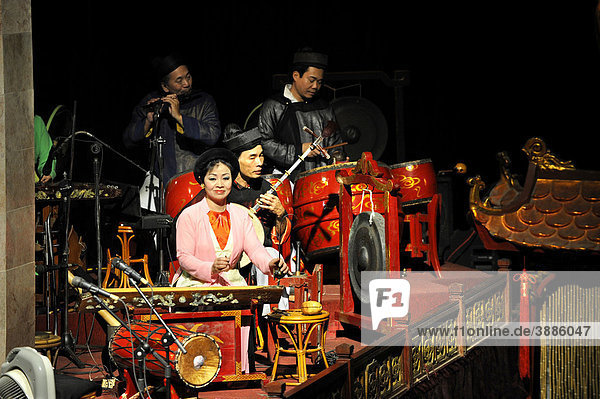 Musiker im Thang Long Water Puppet Theatre  Wasserpuppentheater  Hanoi  Nordvietnam  Vietnam  Südostasien  Asien
