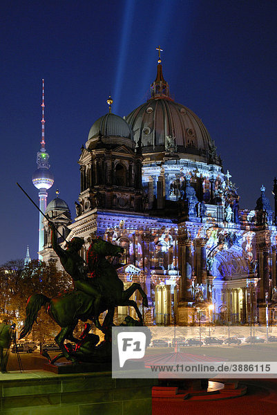 Berliner Dom und Fernsehturm mit dem Reiterstandbild Löwenkämpfer auf der Freitreppe des Alten Museums  beleuchtet beim Festival of Lights  Lustgarten  Berlin-Mitte  Berlin  Deutschland  Europa