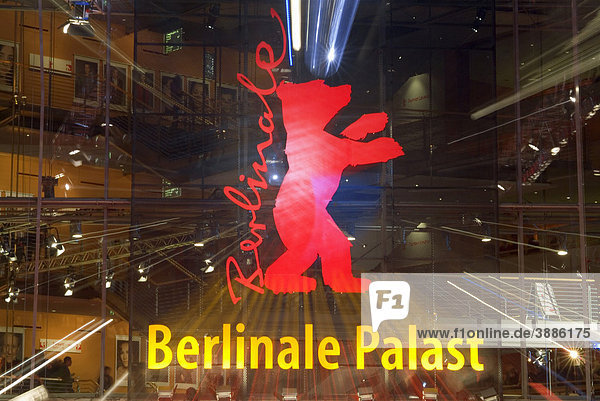 Berlinale  Berliner Filmfestspiele  Berlinale Bär  Markenzeichen und Symbol der Berlinale  am Berlinale Palast  Marlene-Dietrich-Platz  Potsdamer Platz  Berlin Tiergarten  Berlin  Deutschland  Europa