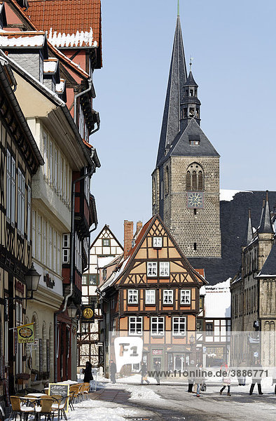 Blick auf Marktkirche  Winter  historische Altstadt  Quedlinburg  Harz  Sachsen-Anhalt  Deutschland  Europa