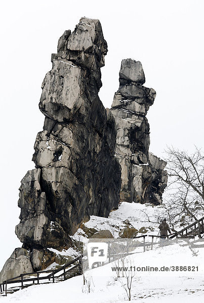 Zwei wildzerklüftete  bizarre Felsklippen  verschneit  Teufelsmauer bei Wedersleben  Neinstedt  Nord-Harz  Sachsen-Anhalt  Deutschland  Europa