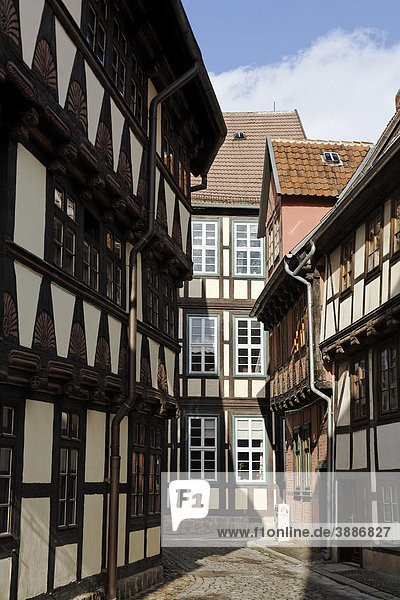 Gasse mit historischen Fachwerkhäusern  Hölle  Altstadt  Quedlinburg  Harz  Sachsen-Anhalt  Deutschland  Europa