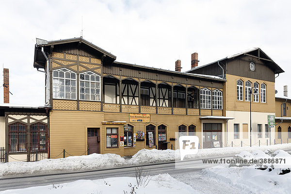 Bahnhofsgebäude aus der Gründerzeit  Thale  Harz  Sachsen-Anhalt  Deutschland  Europa