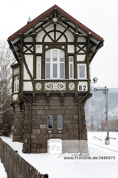Historisches Bahnwärterhäuschen im Fachwerkstil  Winter  Bahnhof Thale  Harz  Sachsen-Anhalt  Deutschland  Europa