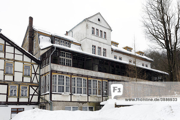 Geschlossenes altes Hotel in Mägdesprung  sanierungsbedürftig  Winter  Harzgerode  Harz  Sachsen-Anhalt  Deutschland  Europa