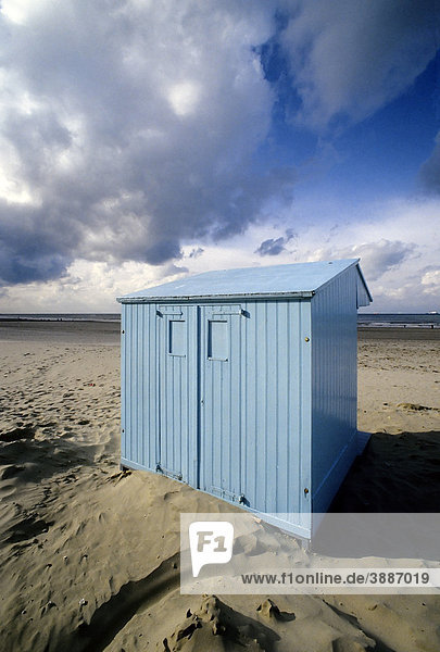 Hellblaues Badehäuschen am Strand  Nachsaison  Blankenberge  Nordseeküste  Westflandern  Belgien  Europa