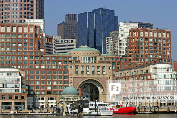 Skyline  Rowes Wharf  am Wasser  Boston  Massachusetts  New England  USA
