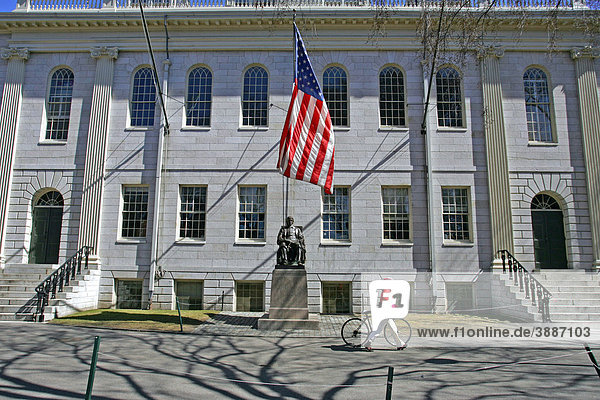 Statue von John Harvard  Campus der Harvard University Universität  Cambridge  Boston  Massachusetts  New England  USA