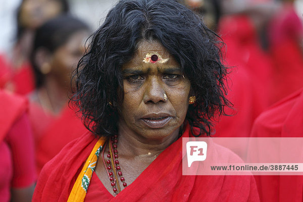 Ältere Inderin mit rotem Sari  Kutralam Wasserfälle  Kuttralam  Kuttalam  Courtallam  Tamil Nadu  Tamilnadu  Südindien  Indien  Asien