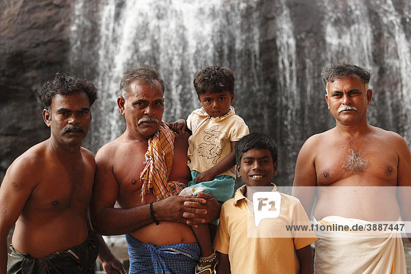 Männer-Gruppe mit Kindern vor Kutralam Wasserfälle  Pazhaya Courtallam  Old Falls  Tamil Nadu  Tamilnadu  Südindien  Indien  Asien