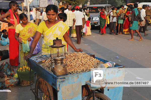 Erdnuss-Verkauf  Thaipusam-Fest in Palani  Tamil Nadu  Tamilnadu  Südindien  Indien  Asien